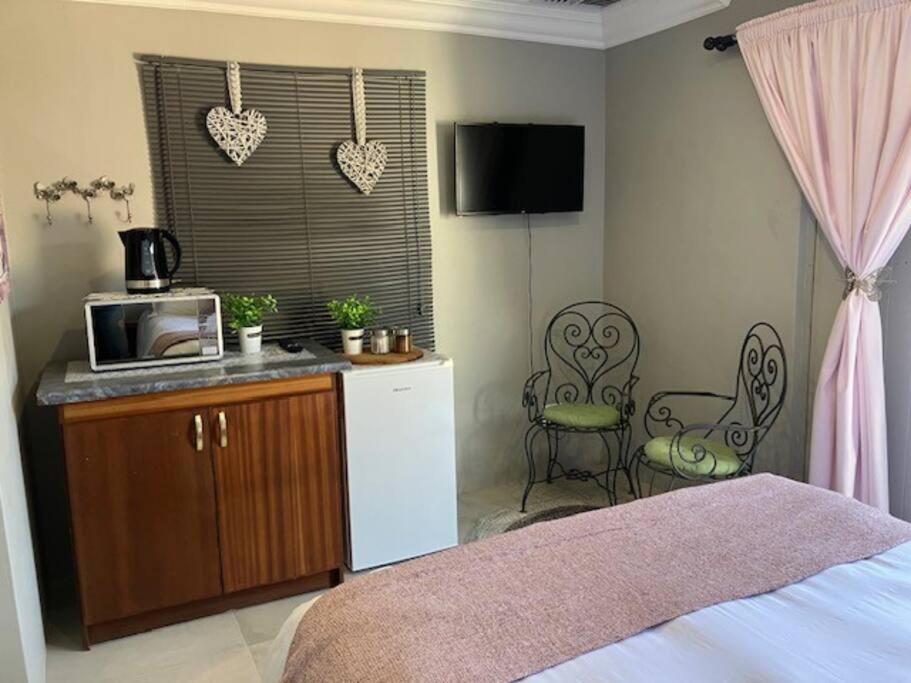 Stellies Accommodation - Room 2 Keetmanshoop Esterno foto